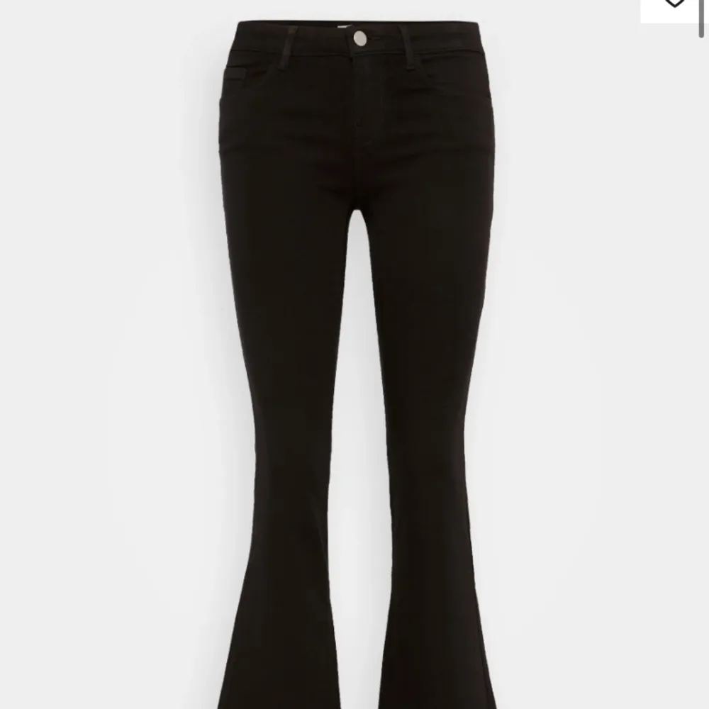 Svarta jätte snygga only jeans, inga hål eller slitage! Säljer pga används inte. Jag är ungefär 160 och de passar bra i längden. Jeans & Byxor.