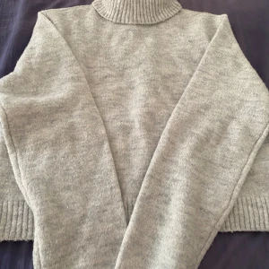 Grå stickad tröja  - Fin grå stickad tröja ifrån Gina Tricot. Endast använd en gång, inga defekter.
