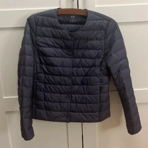 Uniqlo jacka  - Säljer min blå/grå uniqlo jacka då jag använder en annan💗 Perfekt till sommaren då den är väldigt tunn! (Första bilden är lånad, men inte andra)