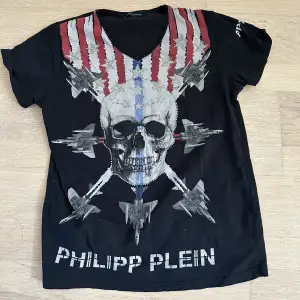 Philip Plein T-shirt, bra skick. Storlek S men kan också passa M.
