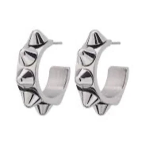 Edblad örhängen  - Super fina och trendiga örhängen ifrån Edblad! Super fint skick! Nästan som nya🤍 kan tänka mig att byta något🤍 pris kan diskuteras, köparen står för frakt🤍