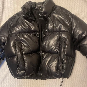 Jacka  - Kort puffer Jacket i storlek xs passar även S från zara , använd ett fåtal gånger och därmed i nyskick, säljer jackan för 199 kr