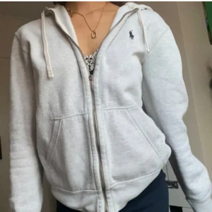  ralph lauren kofta - Bra skick! Storlek S men passar från Xs-M beroende på hur man vill att den ska sitta . ( äkta )❣️