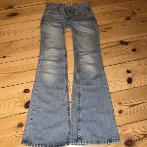 Crocker low waist bootcut - Low waist bootcut jeans fr. Crocker. Mått midja ca 35 cm , 101 cm utsida ben. Har inte bilder på då dom är för små för mig