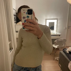 Zara tröja  - Superfin långärmad tröja som är i en festlig guldig färg, tyvärr är denna lite för liten vilket är väldigt synd med tanke på att den är sååå fin!! Nypris: Ca 200 kr.
