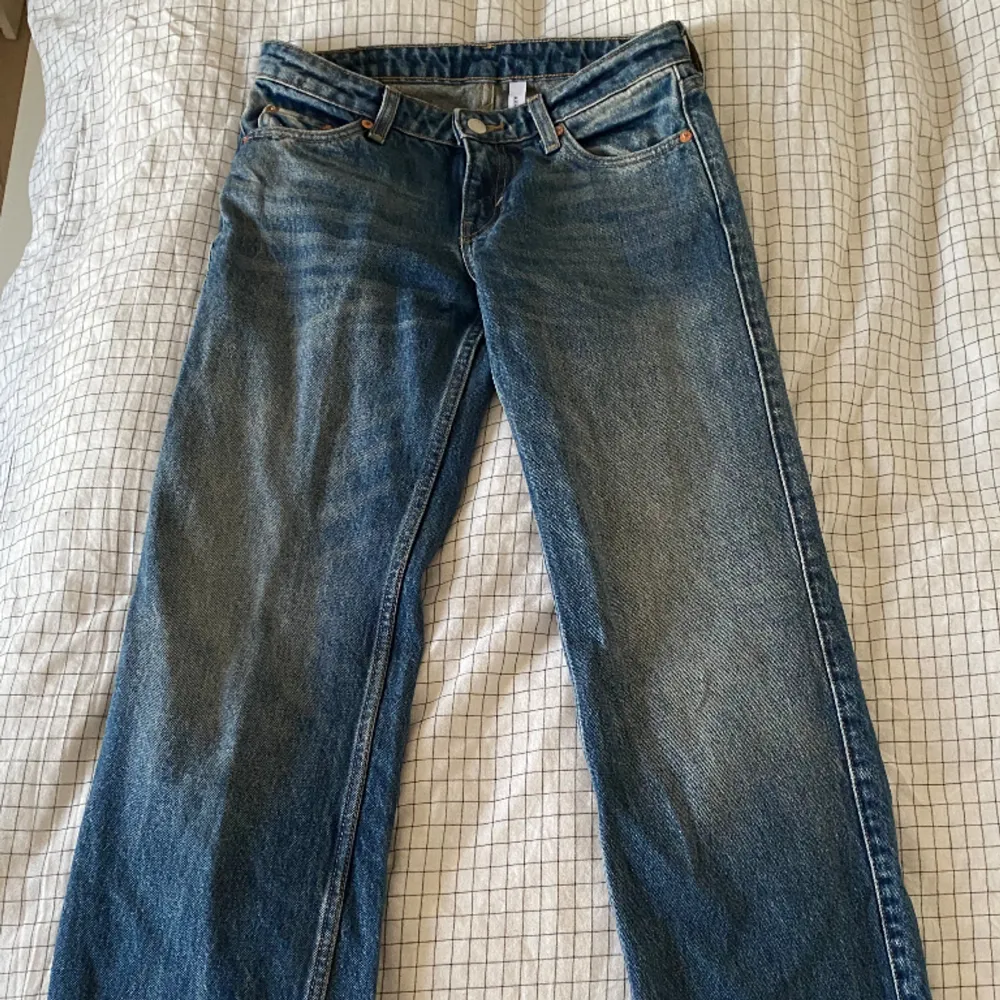 Arrow jeans som sitter lågt i midjan! De är i färgen vintage blue och är i jättebra skick. Tyvärr för små för mig.❗️Färgen finns inte på hemsidan❗️. Jeans & Byxor.