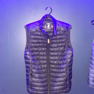 Save the duck väst - Säljer en svart Save the duck väst då den är för liten. Västen är i nyskick förutom ett litet lagat hål som inte syns när man har på sig den. Pris kan diskuteras i dm vid snabb affär. Nypris:1399kr