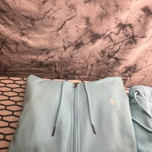 Polo Ralph Laurenhood (Hammond blå) + tillkommer med byxor - Denna dress är i en väldigt bra skick för att vara använd väldigt få gånger, skulle nästan passa storlek S men rekommenderas att vara M, pris kan diskuteras vid snabb affär 🤝