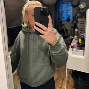 Hoodie  - Grön/khaki hoodie väldigt fin färg, sparsamt använd, skriv om det finns några funderingar💗
