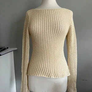 Stickad tröja  - Tunnare stickad tröja med hål. Mycket bra skick:)