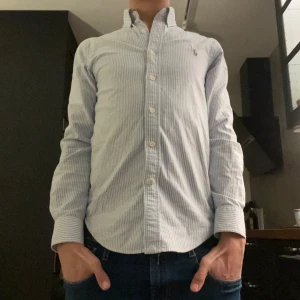 Ralph lauren Skjorta  - Säljer en sjuk snygg Ralph lauren skjorta slim fit riktigt bra kvalite bra skick 9/10 hör av dig om du har några frågor eller funderingar!