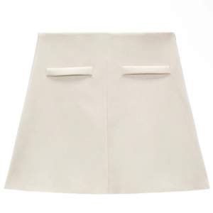 Säljer denna söta kjol från zara då den inte kommer till användning. Aldrig använd. Pris kan diskuteras 