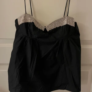 Festtopp med glitterbård - Säljer denna svarta populära topp från Zara. Den är oanvänd, prislappen finns kvar och har inga defekter. Hör av er om fler bilder önskas!😊💗