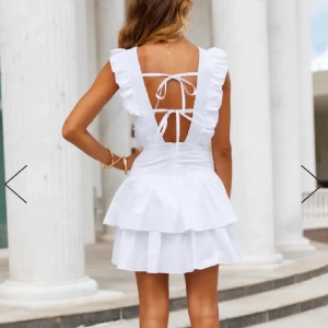 Student klänning  - Säljer denna super söta klänningen. Passar lika bra till sommaren som till studenten! Säljer då den är lite för liten på mig. HELT NY! Lappen sitter kvar❤️‍🔥. Köpt för 1200. Priset kan diskuteras 