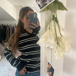 Randig Tommy Hilfiger tröja - Stickad svart vit randig Tommy Hilfiger tröja i storlek M. (Använd ett par gånger, bra skick)