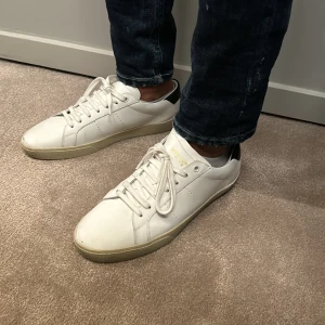 Saint Laurent skor - Tja! Säljer dessa tvär feta saint Laurent skor. Köpta för cirka 6000 kr! (Inga defekter) skick 8/10 och därför säljer jag dom för 1599! Endast dustbag medföljer.