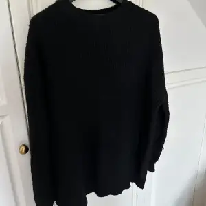 Stickad svart tröja från chiquelle