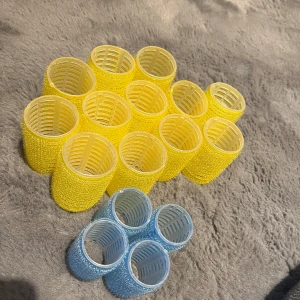 Papiljotter  - Använt bara 1 gång och jag tycker jag inte passar i lockigt hår💕 Säljer dom för endast 20kr! 