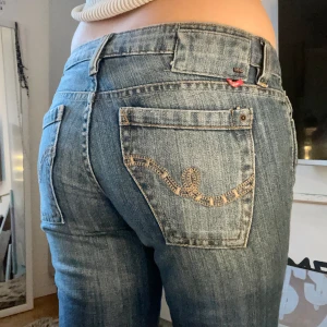 Lågmidjade jeans - Så så snygga jeans med låg midja! Har coola detaljer på bakfickorna och rak passform. Perfekt längd på mig som är 175 cm. Från Mango i storlek 38 (använda 2 gånger) 🫧 