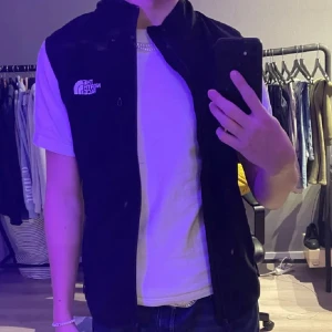 The north face väst  - Säljer denna västen nu perfekt till våren!! Nyskick Nypris 1500! Pris kan diskuteras vid snabb affär 