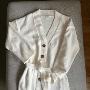 Vit stickad klänning  - Jättefin stickad långklänning! Köpt på Plick men säljs då den inte passar mig. Inte genomskinlig, är väldigt mjuk. Inte nopprig!  