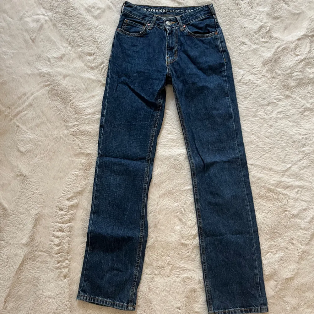 Fina mörkblå low waisted jeans! Säljs dessa för att de inte kommer till användning och är därför bara använda ett fåtal gånger. Ursprungspris är 700kr men säljer för 350kr inklusive frakt.. Jeans & Byxor.