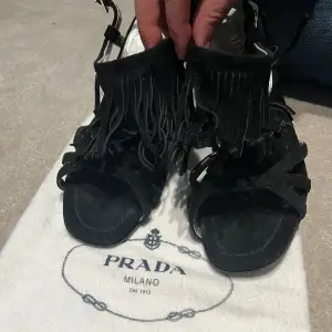 Prada högklackade sandaletter i svart mocka med fransar. storlek 38 Nysulade. Aldrig använda 