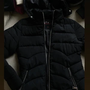 helt nytt jacka! - säljer den helt nytt jacka! den gör bra med storlek Medium☺️