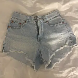 Jag säljer mina ljusblåa jeans shorts från zara i storlek 140 (dom är stora i storleken), säljer dom på grund av att dom har blivit försmå men annars superfina💕💕pris kan diskuteras💕