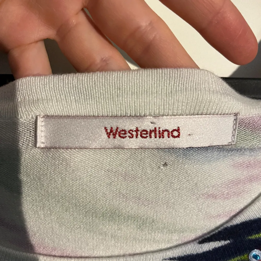 Jättesnygg skön färgglad tröja från märket Westlind. Knappast använd💕. Tröjor & Koftor.