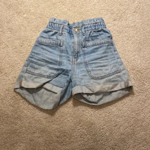 Zara Shorts - Söker dessa gamla Zara shorts. Lappen har försvunnit men har annars inga synliga defekter. Skriv privat om du undrar något ❤️.