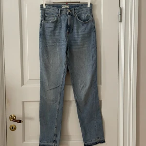 Jeans Gina - Jeans från Gina Tricot i storlek 36. Rak passform. Rå kant med slits. Använda ett fåtal gånger, i fint skick. Bara att fråga om det är något du undrar! Kan mötas på Järntorget i Göteborg eller skicka, köparen står för frakt.