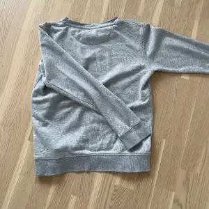 Ljus grå Gant tröja 158/164 cm nypris 600kr mitt pris 150kr 