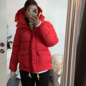 Fjällräven jacka - röd fjällräven jacka, expedition down lite. skriv för mer info, använd fåtal gånger. kommer inte gå ner i pris. kan även tänka mig att byta emot en annan färg. 