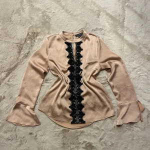 Blus med spetsdetaljer  - Superfin från primark. 