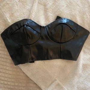 Skinnliknande topp 🤍 - En festtopp i skinnimitation! Supersnygg 🫶🏻