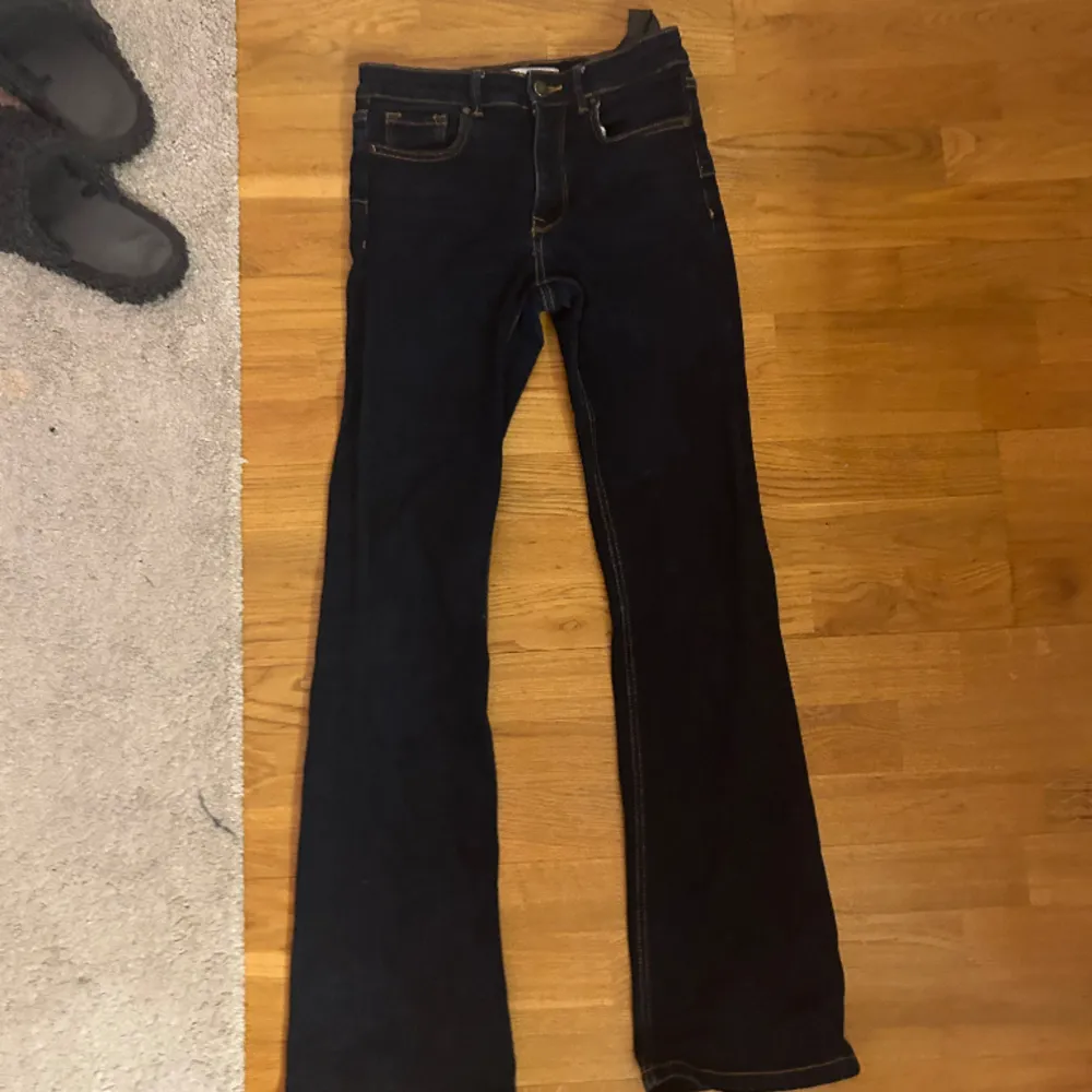 Säljer mina bootcut jeans från zara i bra skick!💗 Ny pris 399, Ni kan skriva privat om ni undrar något eller vill diskutera priset💓. Jeans & Byxor.