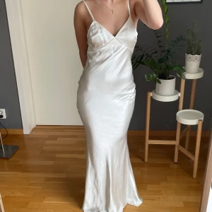 Vit balklänning  - Vit balklänning från asos i storlek 36 (men passar mig som är 34 också) som jag köpt på plick!! Så perfekt för balen, djup i ryggen 🤩🤩 Jag är 165, förra ägaren har klippt den så den passar i längden 