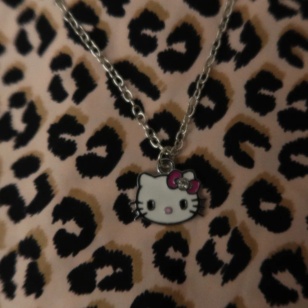 FRI FRAKT FINNS PÅ MITT KONTO:3 Hello Kitty halsband med lila rosett🦄. Accessoarer.