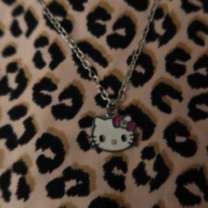 FRI FRAKT FINNS PÅ MITT KONTO:3 Hello Kitty halsband med lila rosett🦄