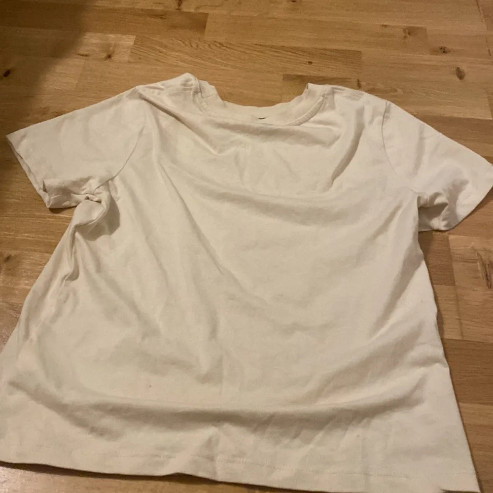 Beige T-shirt från Cubus , aldrig använd, original pris 150kr. T-shirts.