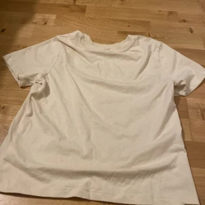 Beige T-shirt - Beige T-shirt från Cubus , aldrig använd, original pris 150kr