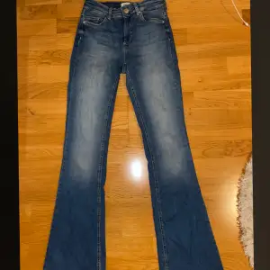 Säljer dessa jeans från Only då dom tyvärr var för långa för mig, köpt för 599kr, skriv för mer info❤️