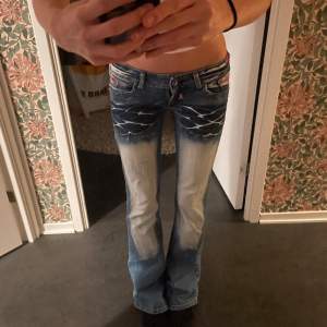 Så snygga crazy age jeans i fint skick.   Midjan tvärs över 38 cm Innerbenslängd 85 cm.  Jag är 168😽