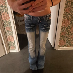 Crazy age jeans  - Så snygga crazy age jeans i fint skick.   Midjan tvärs över 38 cm Innerbenslängd 85 cm.  Jag är 168😽