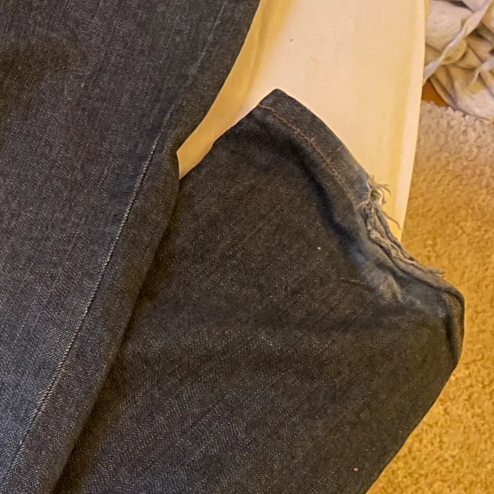 Jättesnygga lågmidjade jeans, köpta på Plick! För långa på mig så trampat lite på dom❣️ 30/34. Dragkedjan fastnar lite men går att dra upp! . Jeans & Byxor.