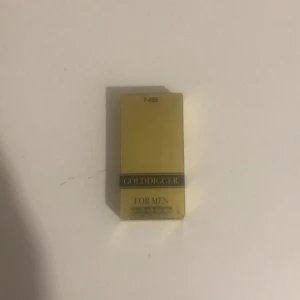 Liten men lyxig parfym  - Går bra att ta med var som helst luktar som en man med den också😤🍺👍