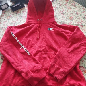 RÖD CHAMPION  HODDIE  - Storlek; M