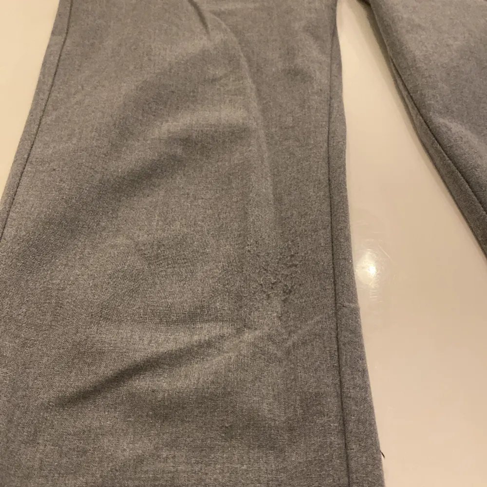 Storlek W27” L30” Uppskrapat märke på höger knä (Bild 3). Jeans & Byxor.
