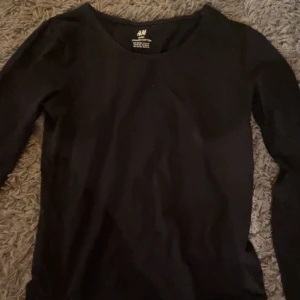 SVART TRÖJA  - Basic svart tröja från HM använd fåtal gånger så bra skick! 